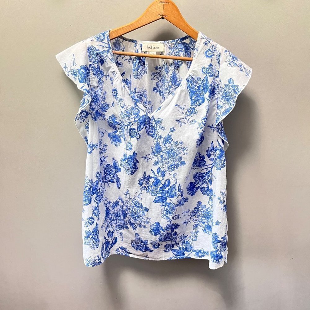 Land 'n Sea Blue Floral Brocade Flutter Sleeve Top- Size S‎